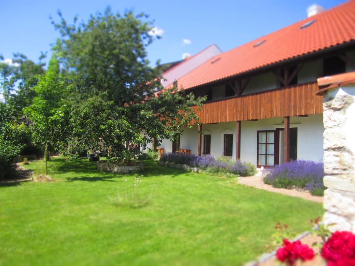 Holubník statečných žen králových Hotel Luže Exterior foto